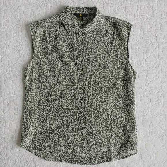 DONATED Sleeveless Button Down Blouse Size S - Picture 3 of 9
